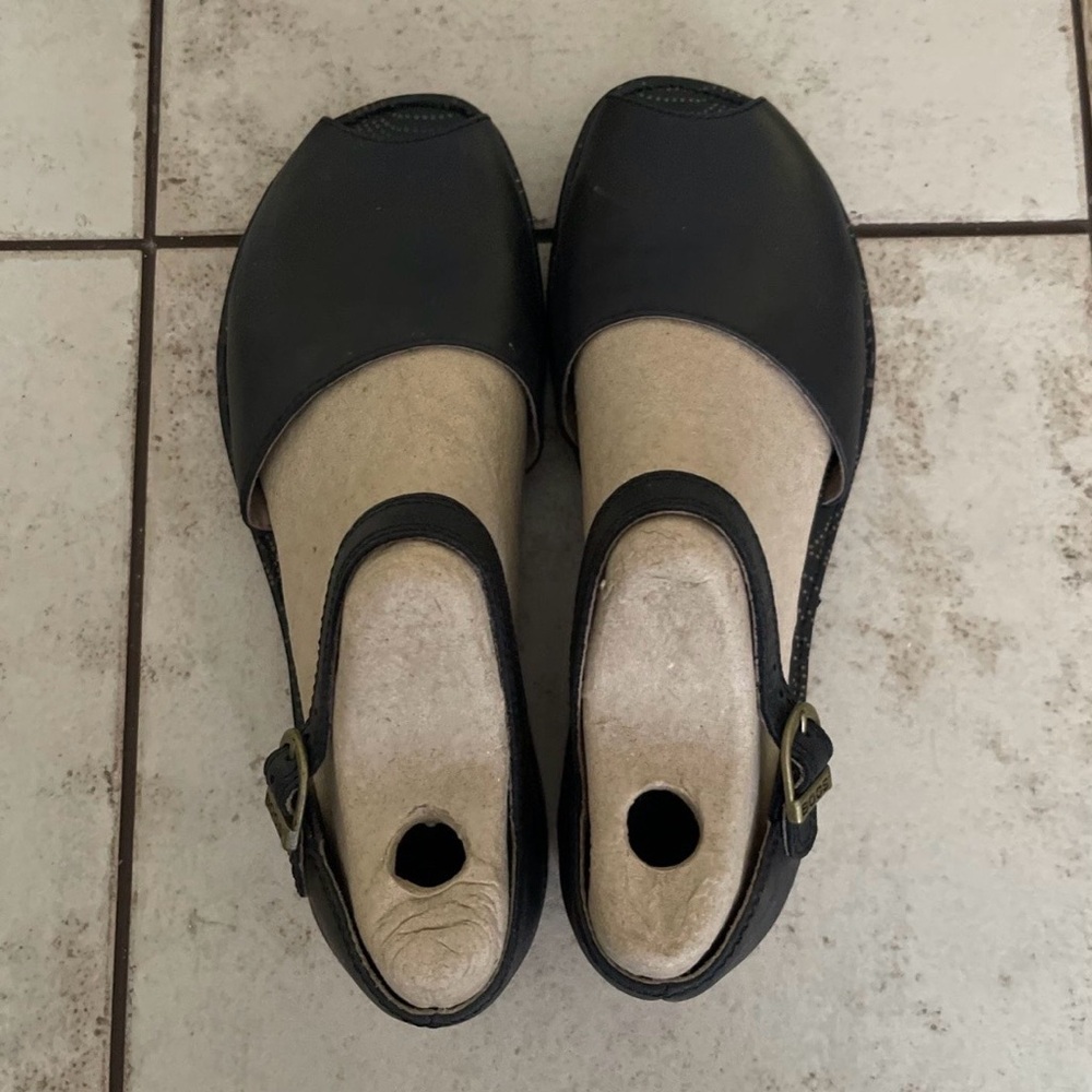 Bogs Women's Black and Tan Flats
